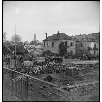 Soldats de la 1re DB (division blindée) à un poste de tir d'un canon de DCA 40 mm Bofors, dans Mulhouse lors des combats livrés contre les troupes allemandes pour la reconquête de la ville.
