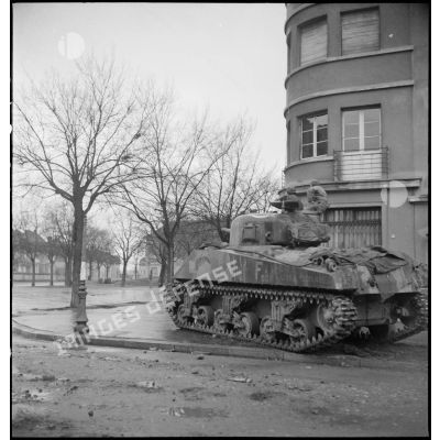 Le char Sherman M4 A4 "Foch" du  2e escadron du 2e RC (régiment de cuirassiers) dans les faubourgs nord de Mulhouse lors des combats livrés contre les troupes allemandes pour reconquérir la ville.