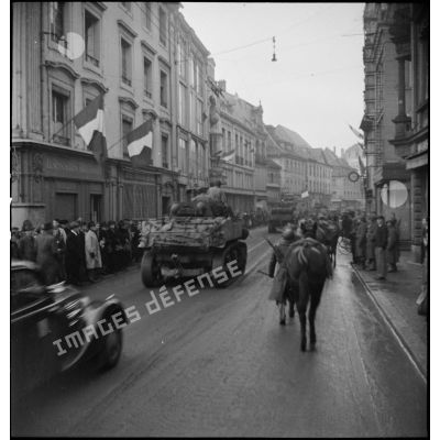 Les troupes à pied et motorisées de la 1re DB (division blindée) font leur entrée et défilent dans les rues de Mulhouse tout juste libérée de l'occupation allemande.