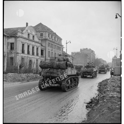 Une colonne motorisées de la 1re DB (division blindée) (des chars légers M3 Stuart) font leur entrée et défilent dans les rues de Mulhouse tout juste libérée de l'occupation allemande.