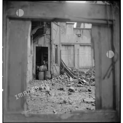 Deux soldats allemands retranchés dans une maison en ruine de Mulhouse.