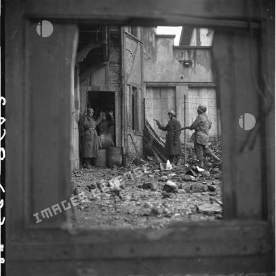 Reddition de deux soldats allemands retranchés dans une maison de Mulhouse en ruine et pris par des soldats de la 1re DB (Divison blindée) ou de la 9e DIC (division d'infanterie coloniale) lors des combats de reconquête de la ville.