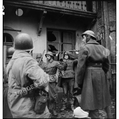 Reddition de soldats allemands retranchés dans une maison de Mulhouse en ruine et capturés par des soldats de la 1re DB (Divison blindée) ou de la 9e DIC (division d'infanterie coloniale) lors des combats de reconquête de la ville.