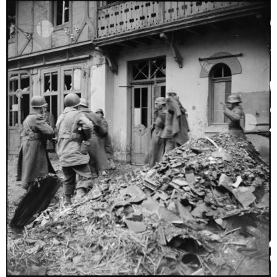 Reddition de soldats allemands retranchés dans une maison de Mulhouse en ruine et capturés par des soldats de la 1re DB (Divison blindée) ou de la 9e DIC (division d'infanterie coloniale) lors des combats de reconquête de la ville.