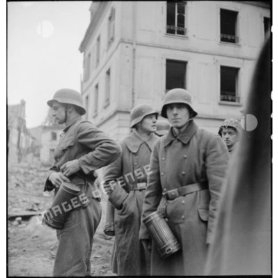 Prisonniers de guerre allemands dans Mulhouse reconquise par les hommes de la 1re DB (division blindée).