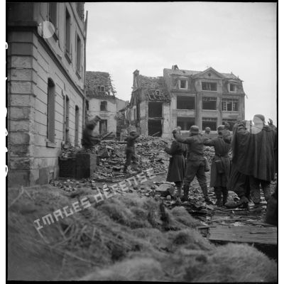 Reddition de soldats allemands retranchés dans des immeubles de Mulhouse en ruine et pris par des soldats de la 1re DB (Divison blindée) ou de la 9e DIC (division d'infanterie coloniale) lors des combats de reconquête de la ville.