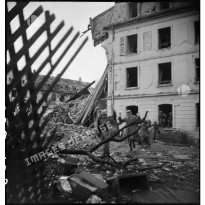Reddition de soldats allemands retranchés dans des immeubles de Mulhouse en ruine etcapturés par des soldats de la 1re DB (Divison blindée) ou de la 9e DIC (division d'infanterie coloniale) lors des combats de reconquête de la ville.