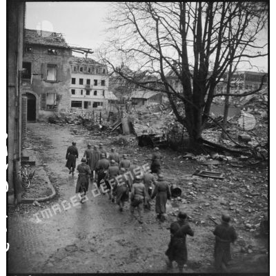 Reddition de soldats allemands retranchés dans des immeubles de Mulhouse en ruine et capturés par des soldats de la 1re DB (Divison blindée) ou de la 9e DIC (division d'infanterie coloniale) lors des combats de reconquête de la ville.