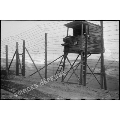 Mirador et double enceinte électrifiée de fils de fer barbelés du camp de concentration de Natzweiler-Struthof.