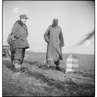 Le général Koenig, commandant en chef des FFI (Forces françaises de l'intérieur) et le général Pierre Billotte, commandant la 10e DI (division d'infanterie) lors d'une inspection de la division près de Remauville (Seine-et-Marne).