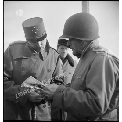 Le général Koenig, commandant en chef des FFI (Forces françaises de l'intérieur) et un officier de la 10e DI (division d'infanterie), lors d'une inspection de la division près de Remauville (Seine-et-Marne).