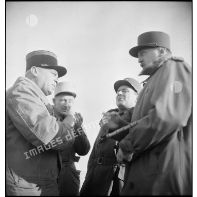 Le général Koenig, commandant en chef des FFI (Forces françaises de l'intérieur) et le général Pierre Billotte, commandant la 10e DI (division d'infanterie), lors d'une inspection de la division près de Remauville (Seine-et-Marne).