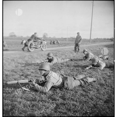 Soldats de la 10e DI (division d'infanterie) lors d'une manoeuvre près de Remauville (Seine-et-Marne).