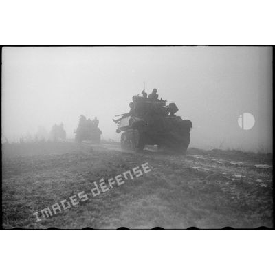 Une colonne de chars légers M3A3 Stuart du 501e régiment de chars de combats (501e RCC) de la 2e division blindée (2e DB) progresse dans les environs de Strasbourg (Bas-Rhin).