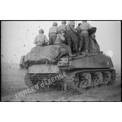 Le char Sherman M4A3 baptisé Medenine II du 501e RCC de la 2e DB progresse aux environs de Strasbourg.