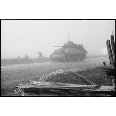 Fantassins de la 2e DB progressant dans les environs de Strasbourg appuyés par des chars du 501e RCC.