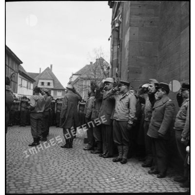 Les hommes de la 2e DB saluent le général Leclerc à sa sortie de l'église à Erstein, où il a assisté à l'office religieux du "Te Deum".