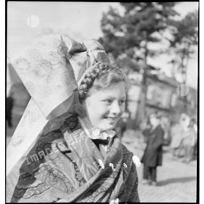 Portraits de jeunes femmes revêtues du costume traditionnel alsacien à Erstein.