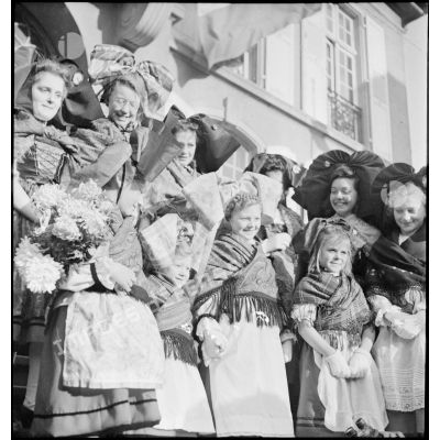 La population d'Erstein, en costume traditionnel alsacien, est venue saluer le général Leclerc et ses hommes qui ont libéré sa commune.