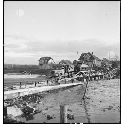 Remorquage d'un char Sherman M4 de la 2e DB au-dessus du canal de décharge de l'Ill à Krafft.