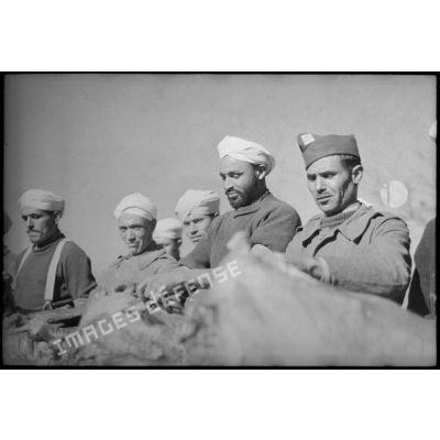 Tirailleurs marocains du groupement "Carnot" pendant un méchoui de l'Aïd-el kébir.