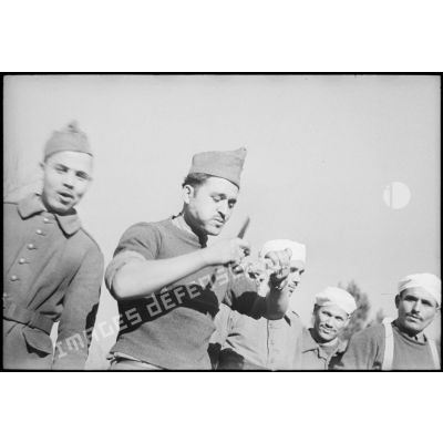 Tirailleurs marocains du groupement "Carnot" pendant un méchoui de l'Aïd-el kébir.