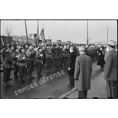 André Diethelm, commissaire à la Guerre, salue le fanion de la 10e DI (division d'infanterie).