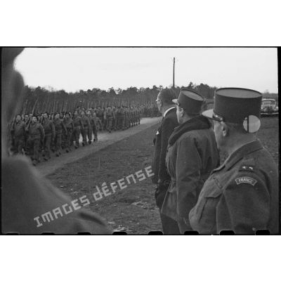 André Diethelm, commissaire à la Guerre, assiste au défilé de la 10e DI (division d'infanterie).