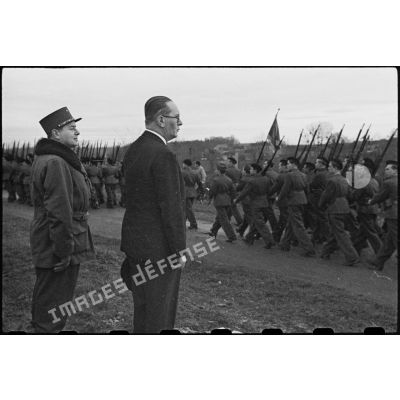 André Diethelm, commissaire à la Guerre, assiste au défilé de la 10e DI (division d'infanterie).
