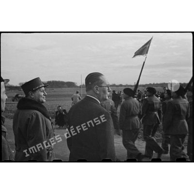 André Diethelm, commissaire à la Guerre, et le général Billote, commandant la 10e DI (division d'infanterie) assite au défilé de la 10e DI.