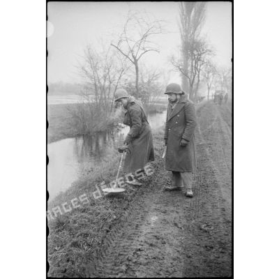 Entre Benfeld et Wintternheim, des sapeurs de la 3e compagnie du 13e bataillon du génie déminent les abords d'un sentier à l'aide d'un détecteur de mines.
