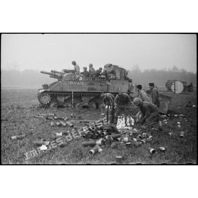La 33e batterie du XIe groupe du 64e RADB (régiment d'artillerie de division blindée) en position de tir.