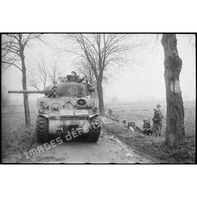 Le char Sherman "Douaumont III" de la 1re section de combat du 501e RCC (régiment de chars de combat) avance entre Benfeld et Wintternheim (Bas-Rhin).