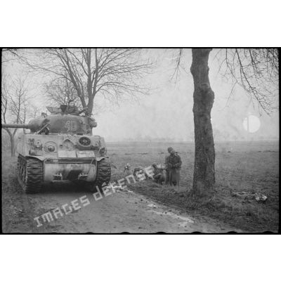 Le char Sherman "Douaumont III" du 501e RCC (régiment de chars de combat) avance entre Benfeld et Wintternheim (Bas-Rhin).