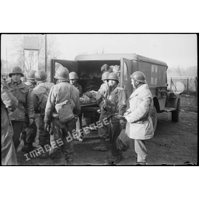 Evacuation sanitaire de blessés de la 2e DB (division blindée) vers Ergersheim (Bas-Rhin).