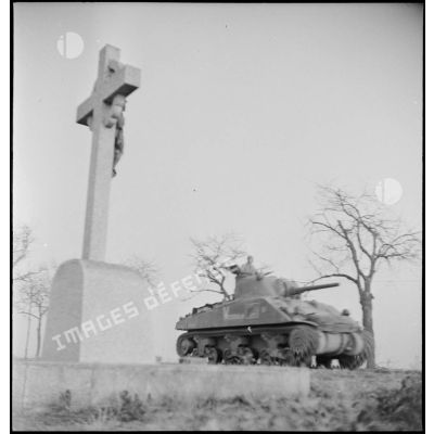 Le char Sherman "Vesoul" (M4A2) du 2e escadron du 5e RCA (régiment de chasseurs d'Afrique) appartenant au CC2 ou (M4A4) du 4e escadron du 2e RC (régiment de cuirassiers) faisant partie du CC1, progresse sur une route dans les environs de Mulhouse.