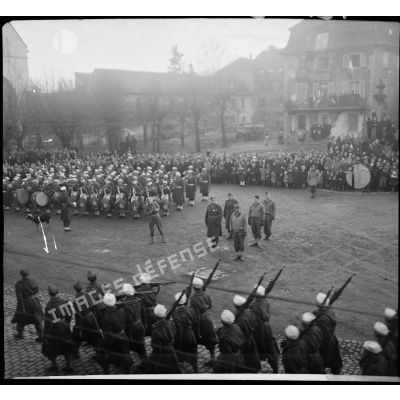 Cérémonie militaire à Masevaux (Haut-Rhin), le 16 décembre 1944, pour célébrer la libération récente de la ville, atteinte le 26 novembre 1944 par les troupes de la 2e DIM (division d'infanterie marocaine), présidée par le général de brigade Carpentier, commandant la 2e DIM.
