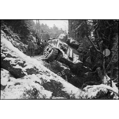 Dépannage d'un blindé Sherman M4 dans les Vosges.
