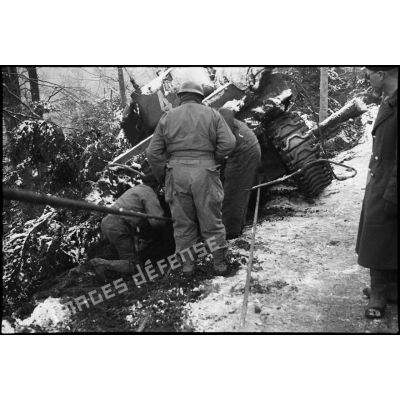 Dépannage d'un blindé Sherman dans les Vosges.