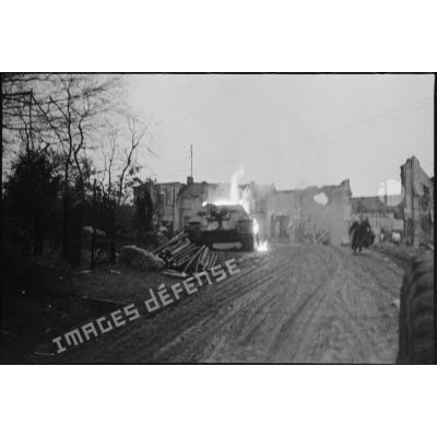 Un char allemand Panzer Jagdpanther flambe dans une rue de Rammersmatt (Haut-Rhin).
