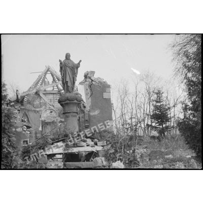 Statue du Christ dans le cimetière du village alsacien de Rammersmatt fortement détruit.