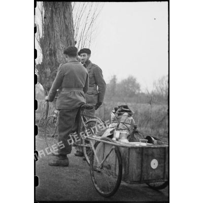 Le ravitaillement des FFO (Forces françaises de l'Ouest) dans le secteur de la Pointe-de-Grave (Gironde) arrive par bicyclette.