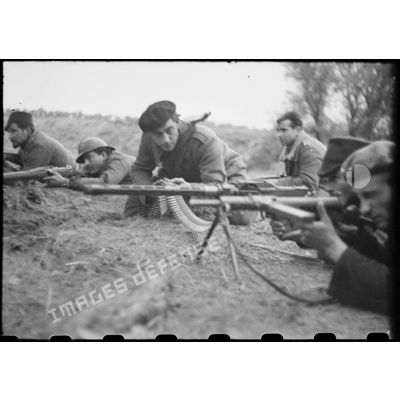 Des FFO (Forces françaises de l'Ouest), équipés de pistolets-mitrailleurs Sten et de mitrailleuses Kulomet 7,92 mm (modèle tchèque), tiennent et défendent un point d'appui dans le secteur de la Pointe-de-Grave (Gironde).