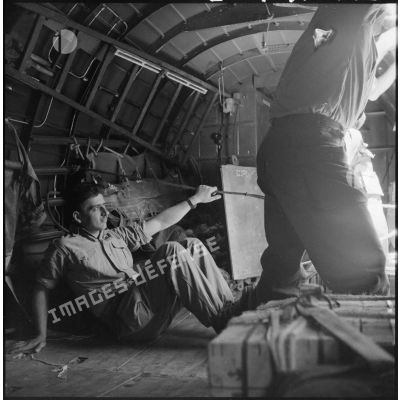 Survol du poste de Phong Saly par un avion C47 Dakota. A l'intérieur de l'avion, les largueurs du 2e BEP (bataillon étranger parachutiste) s'apprêtent à jeter les caisses de ravitaillement.