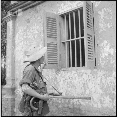 Fouille du village de Phung Do par des éléments du bataillon de marche indochinois (BMI) au cours de l'opération Marécages.