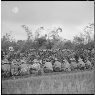 Rassemblement d'éléments du bataillon de marche indochinois (BMI) prêts à reprendre le chemin au cours de l'opération Marécages.