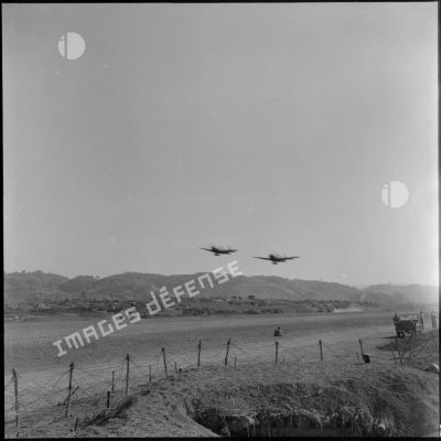 Passage d'avions chasseurs Bearcat F8F au-dessus de la piste de Na San.