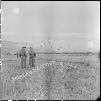 Parachutage des troupes aéroportées dans la vallée de Diên Biên Phu au cours de l'opération Castor.