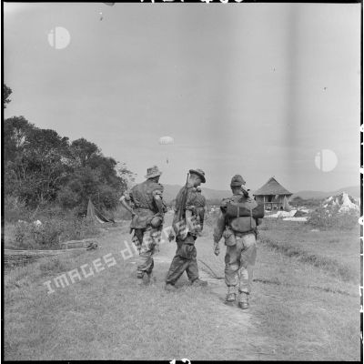 Parachutage de vivres et de munitions au cours de l'opération Castor à Diên Biên Phu.