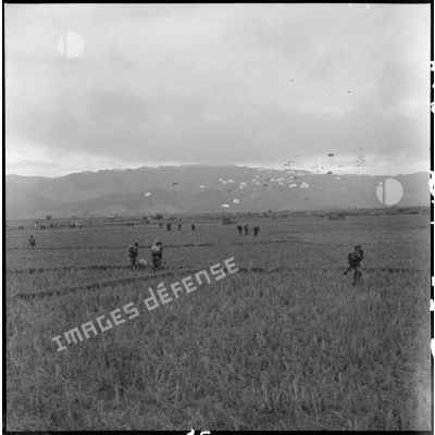 Dès leur arrivée au sol dans la vallée de Diên Biên Phu, les sections de parachutistes se reforment et se tiennent prêtes au combat.